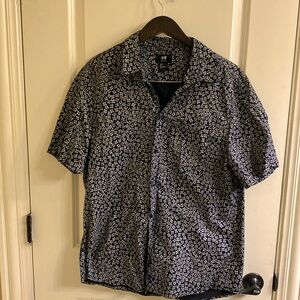 2 Men’s  short sleeve buttons down shirts (American Rag and H&M) - Large